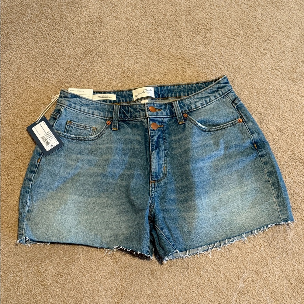 NWT Universal Thread Curvy Vintage Midi Denim Shorts Size 10/30R